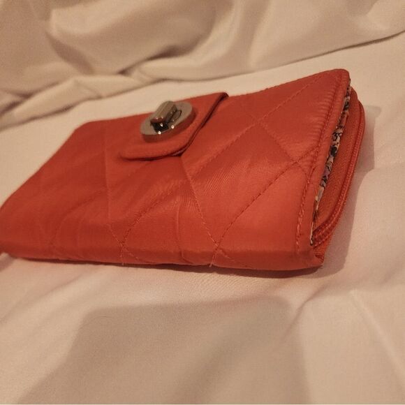 Vera Bradley RFID turn lock pink wallet like new - Picture 8 of 8